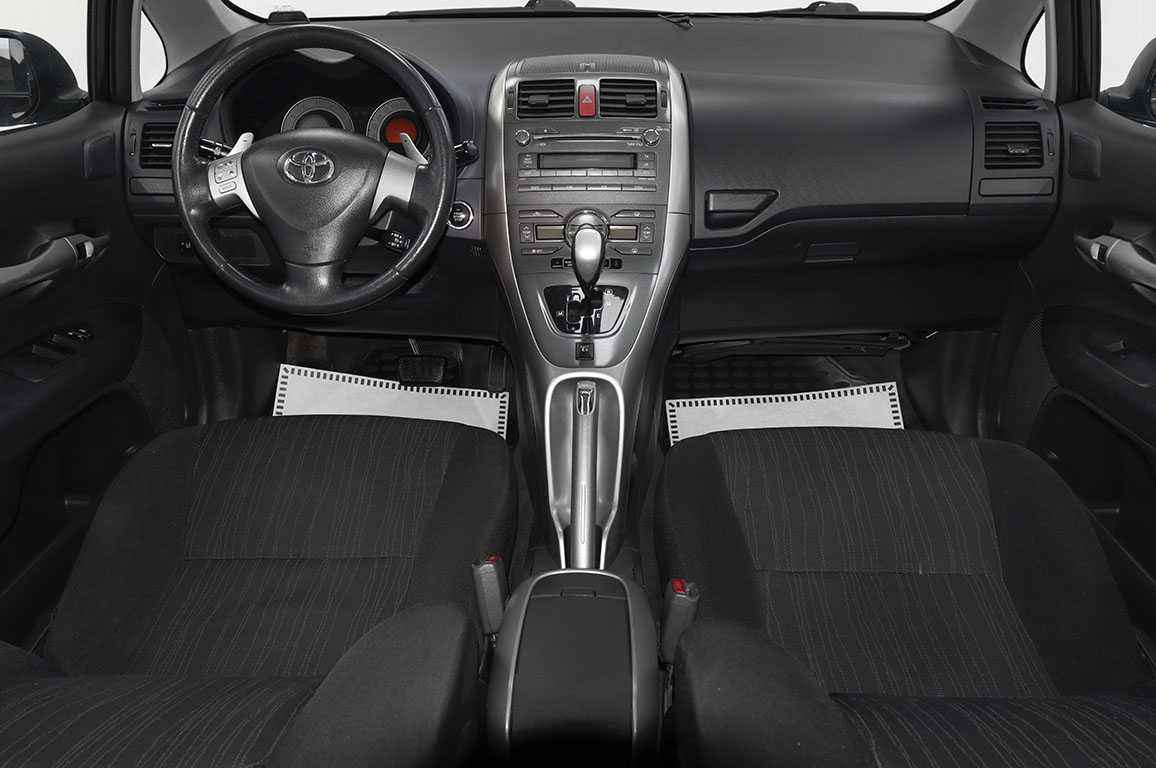 Тойота ярис 2008 робот. Toyota Yaris робот.